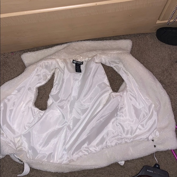 Hot Topic White Faux Fur Sleeveless Jacket - Picture 5 of 5
